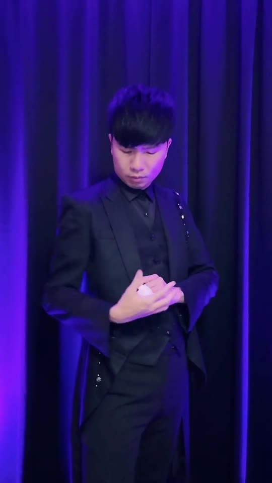 氣球魔術變出鴿子的舞台表演片段