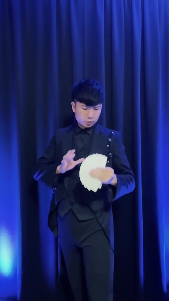 牌扇變出鴿子的魔術演出片段