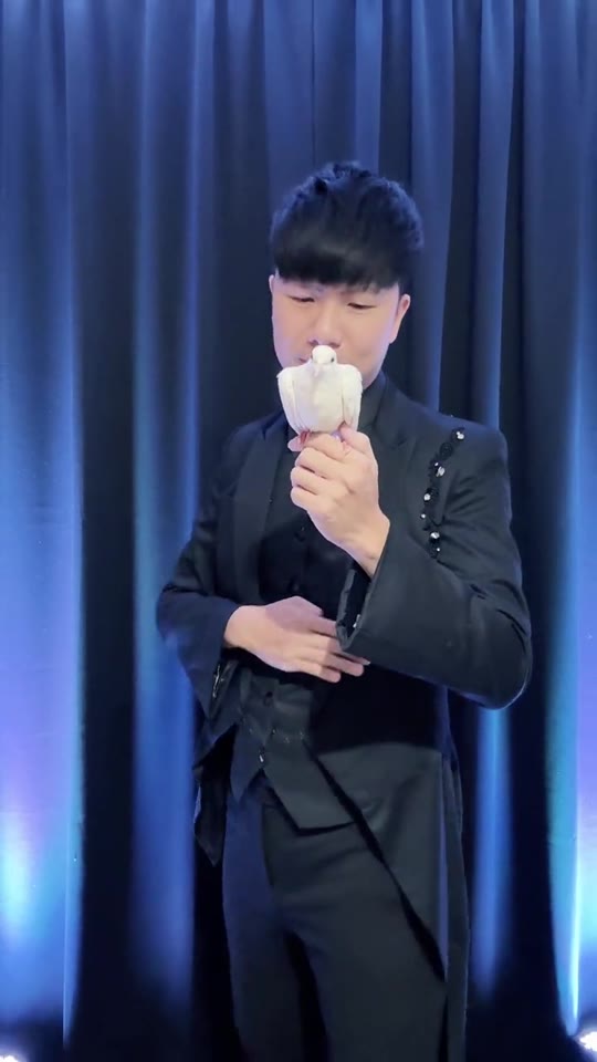 舞台魔術師變出雙鴿的演出片段