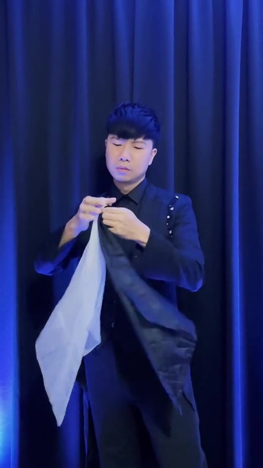 單手袋鴿舞台魔術表演片段